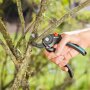 Snoeien met de Gardena Comfort snoeischaar aambeeld